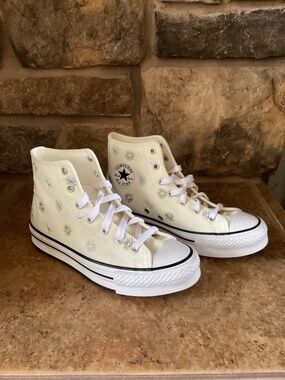 Converse Chuck Taylor Kids Size 5 High Top Cream Yellow Embroidered Flowers NIB